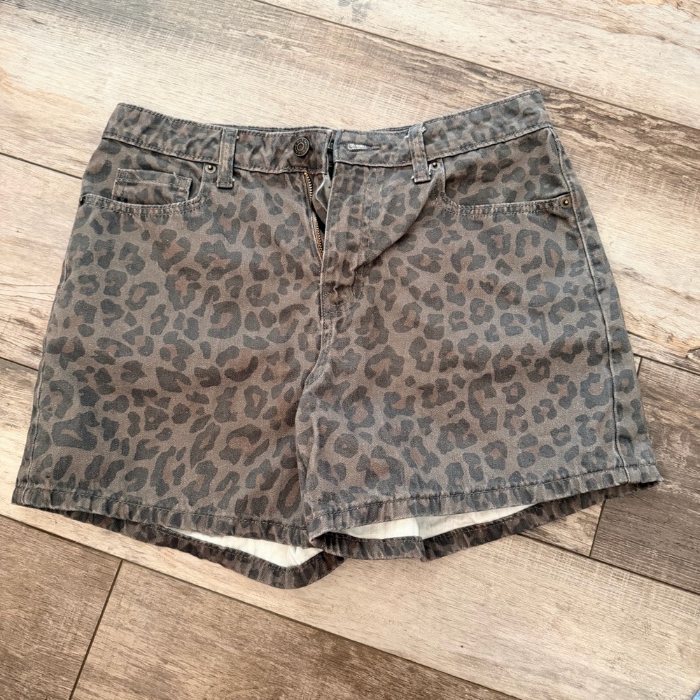 Mid-rise leopard print jean shorts